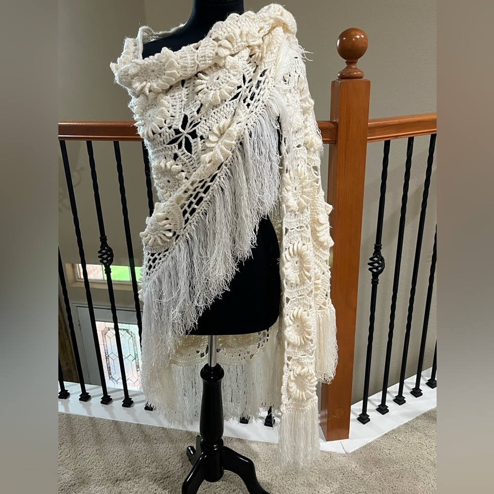 VINTAGE Crochet Fringe Shawl in Cream UNBRANDED, ONE SIZE - Picture 3 of 13